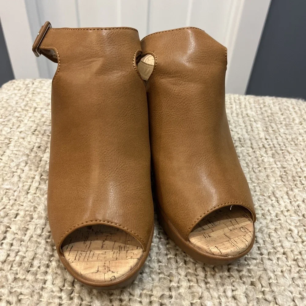BORN b.o.c Women's Sophie Platform Wedge Mule‎ Size 10 M Camel Brown